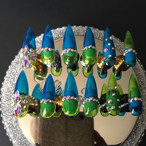 Green Apple Smurfette Nails Size Small (2,5,4,6,9) - Picture 2 of 6